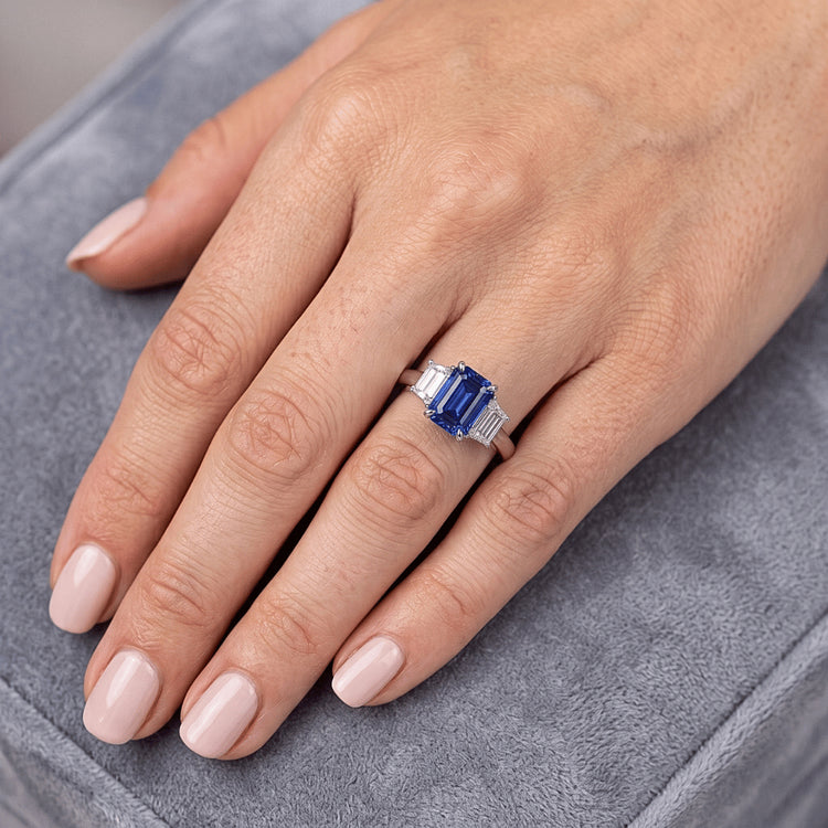 Bague 3 Pierres Saphir Bleu Taille Asscher & Diamants Trapèze 2 Carats