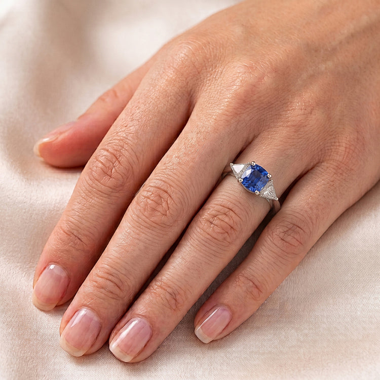 Bague 3 pierres coussin saphir bleu clair 1.50 carats trillion de diamants