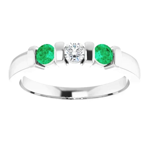 Bague 3 pierres diamant rond émeraude 0.90 carats serti barre