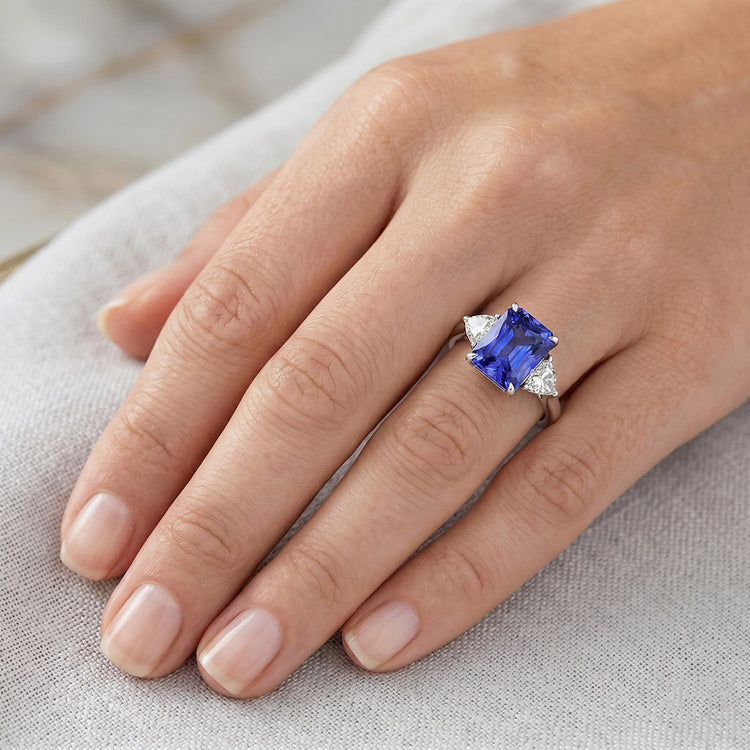 Bague 3 pierres diamant trilliant saphir bleu serti treillis 3 carats