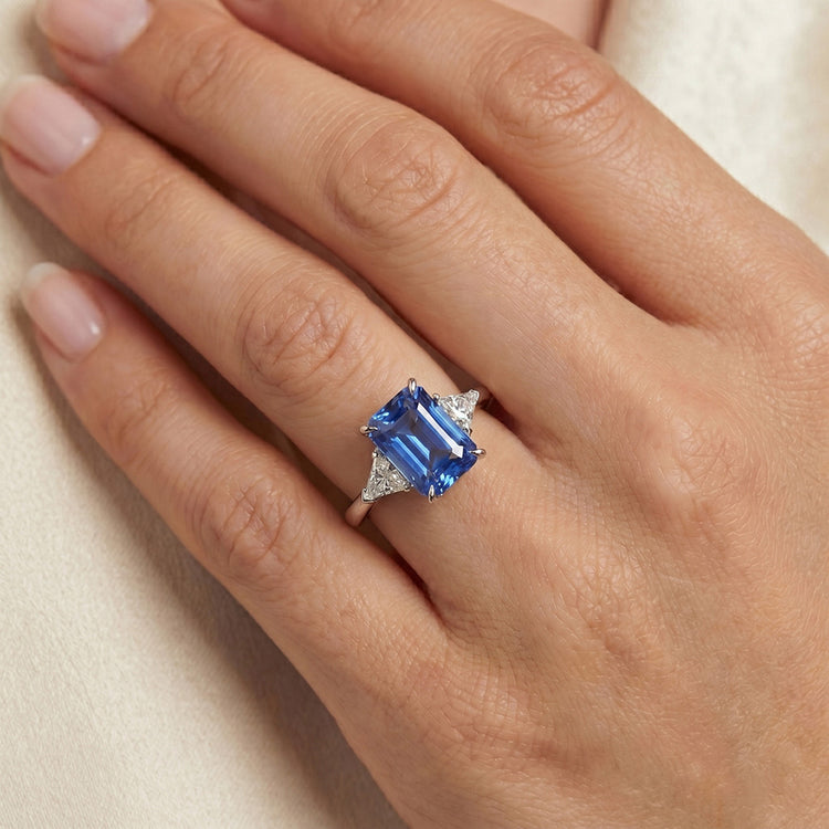 Bague 3 pierres saphir bleu petit trillion diamants bijoux 2.75 carats