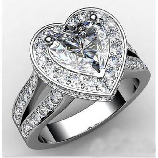 Bague A Tige Fendue De Mariage Avec Halo De Réel Diamants Ronds Et Cœur De 6.50 Ct En Or Blanc