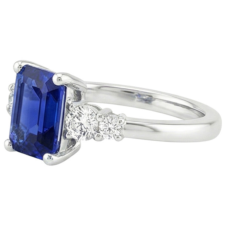 naturel round saphir 4carats bague sur blanc