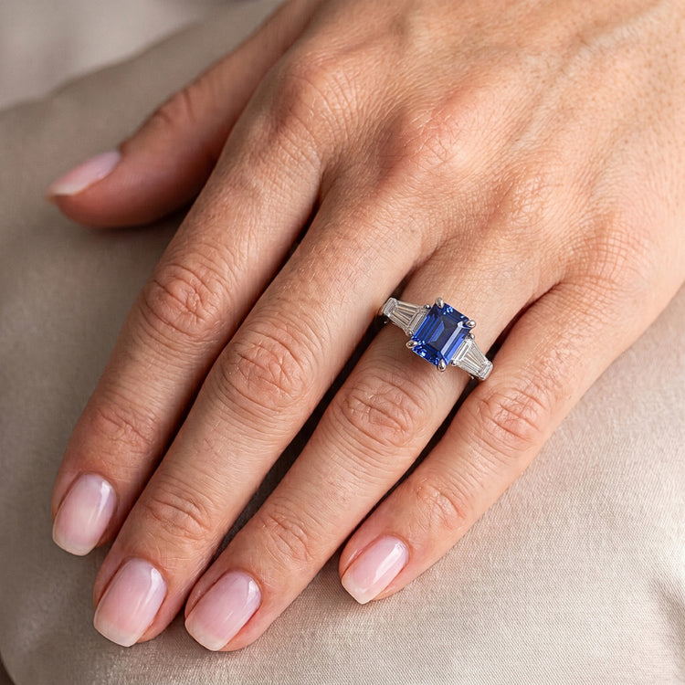 Bague Baguette Diamant 3 Pierres Radiant Saphir Bleu Clair 2.50 Carats