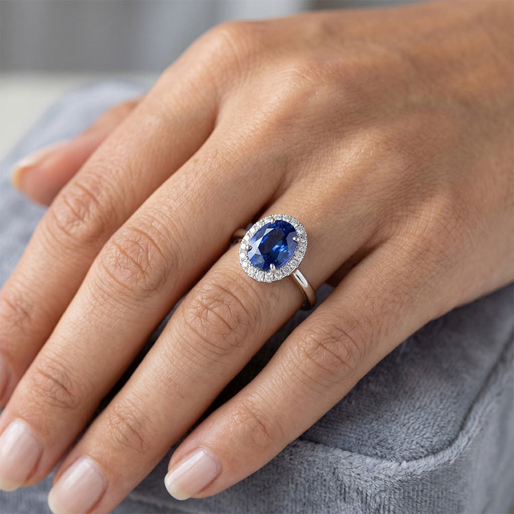 Bague Ceylan Saphir Ovale Avec Diamants Naturels Extraits des Mines ( et non cultivés en laboratoire ) Or Blanc 3 Ct 14K