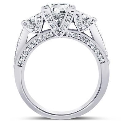 Bague De Fiançailles De Style Princesse Et Naturel Diamant Rond 3 Carats Et 3 Pierres