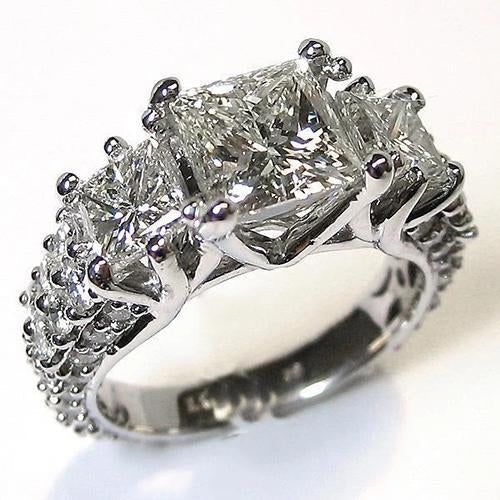 Bague De Fiançailles Style Princesse Et Naturel Diamant Rond 3 Pierres 3.50 Carats
