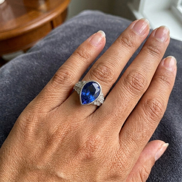Bague neuve en diamant naturel extrait de la terre et saphir bleu poire Serti Clos avec pierres d'accent, 4,25 carats
