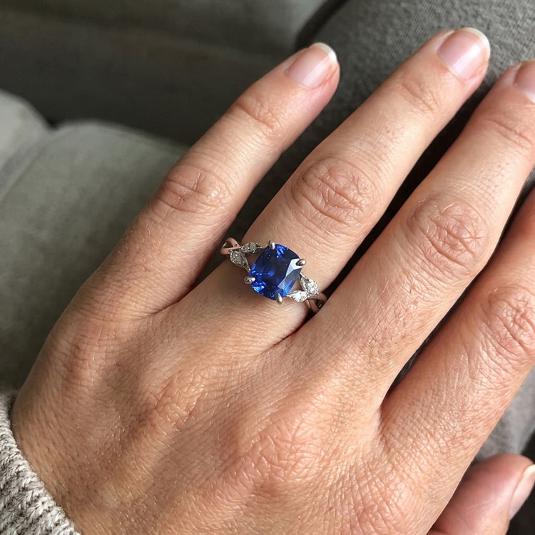Bague Femme Diamant Naturels Extraits des Mines ( et non cultivés en laboratoire ) Marquise & Coussin Saphir Cinq Pierres 2.75 Carats