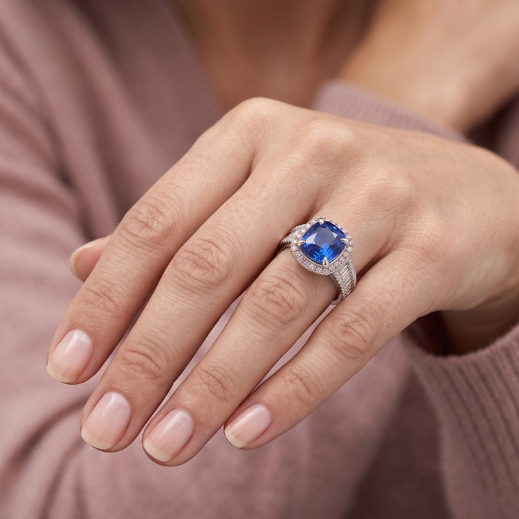 Bague Halo Saphir Bleu Avec Baguette & Diamants Ronds 4.5 Carats