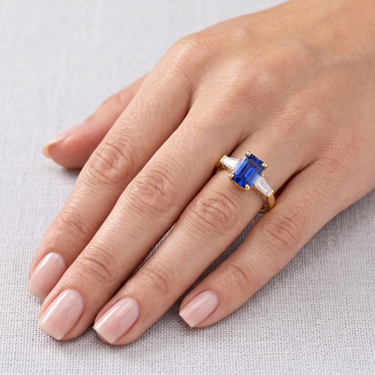 Bague Or Jaune Trois Pierres Saphir Bleu Emeraude 2.50 Carats