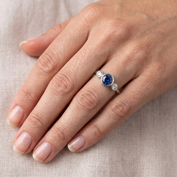 Bague Or Pierre Gemme Serti Clos Diamants & Saphir 3 Pierres 1.50 Carats