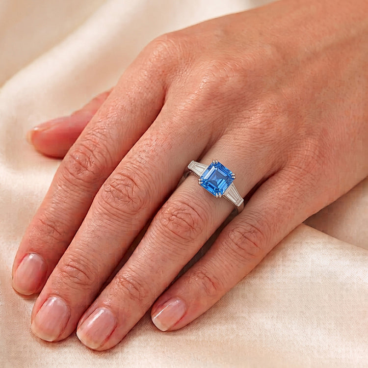 Bague Or Trois Pierres Saphir Asscher 2.50 Carats Diamants Baguette