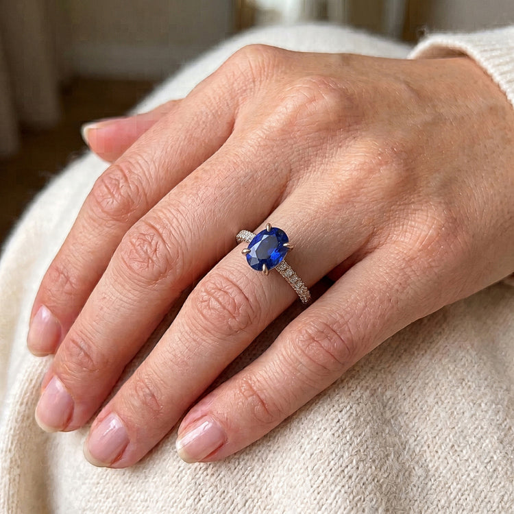 Bague Ovale Pierres Précieuses Saphir Bleu & Pavé de Diamants 3.50 Carats