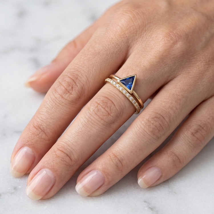Bague Pierres Précieuses Trillion Lunette Sertie Saphir Bleu 1 Carat Diamants Or