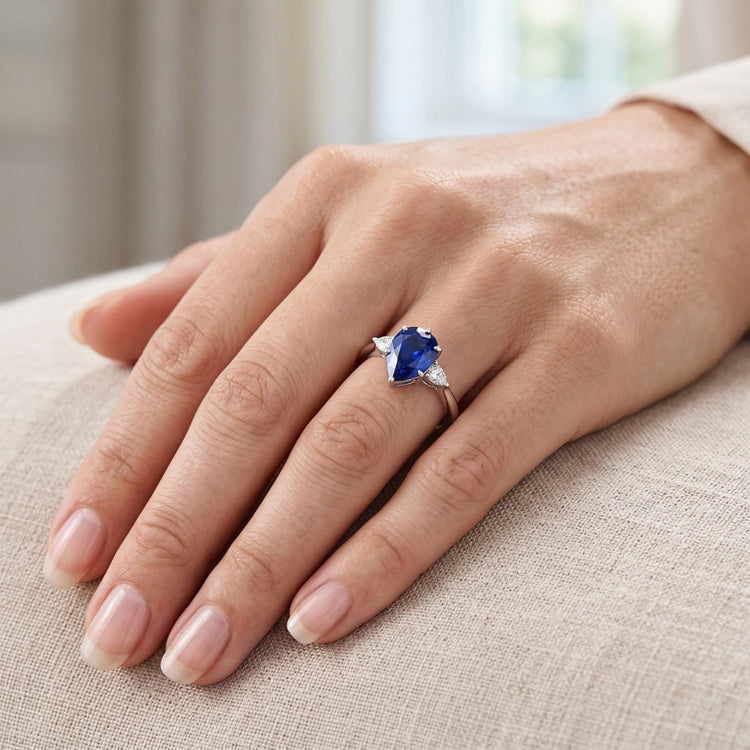 Bague Poire Diamant 3 Pierres Saphir Bleu 1.75 Carats Tige Conique Or