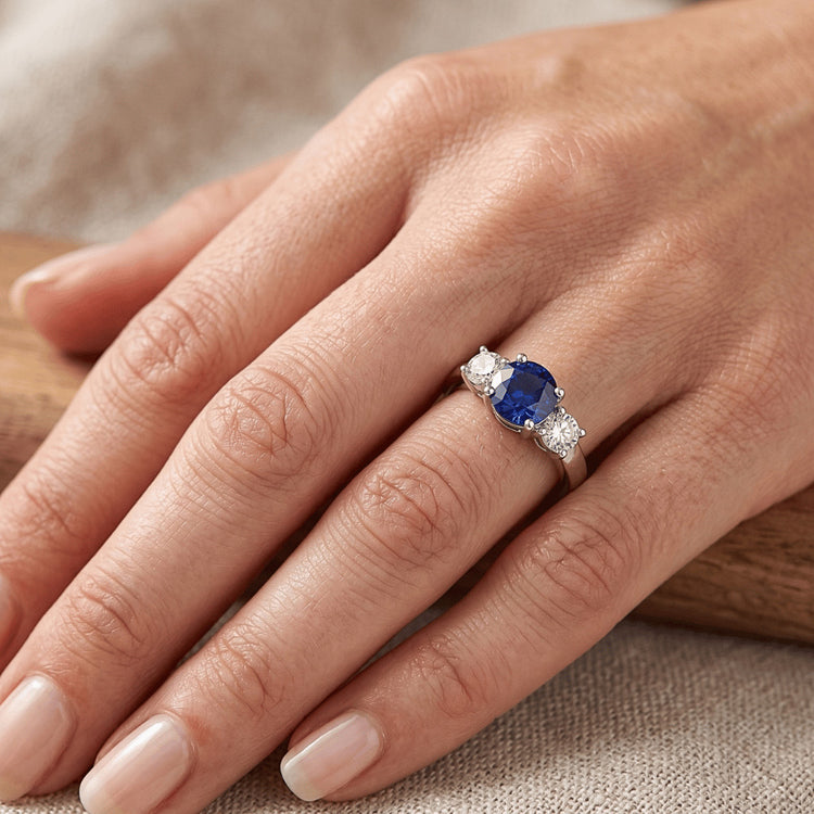 Bague Ronde Trois Pierres Saphir Bleu & Diamant Naturels Extraits des Mines ( et non cultivés en laboratoire ) Pierres Précieuses 1.75 Carats