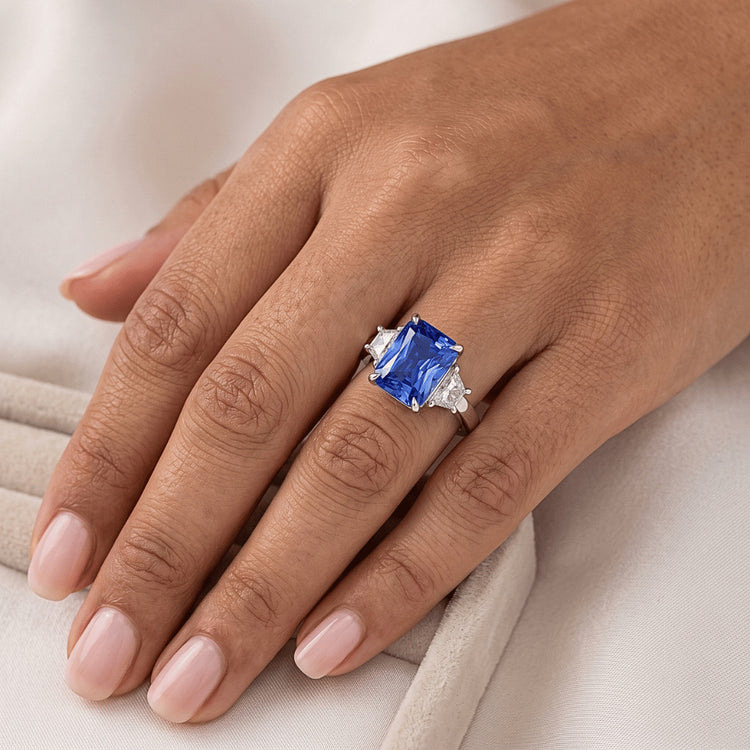 Bague Saphir Bleu 3 Pierres Demi Lune Diamants Sertie De Griffes 3.50 Carats