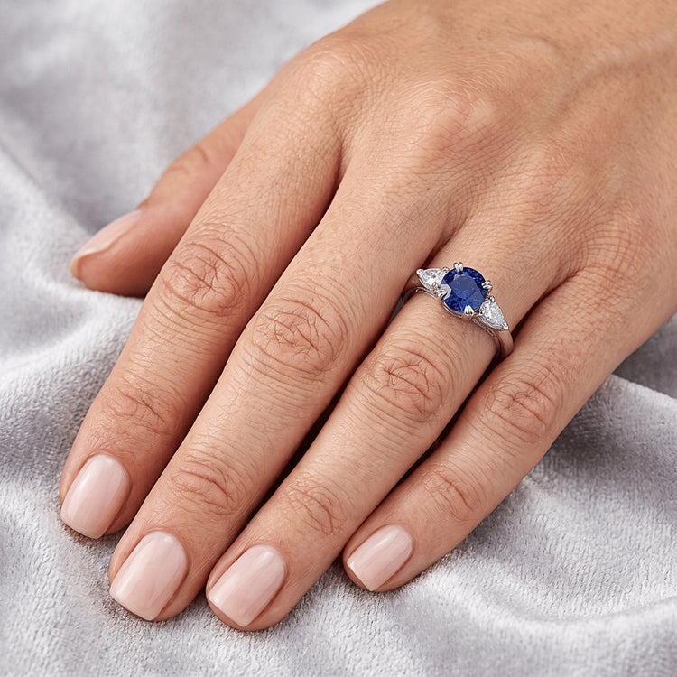 Bague Saphir Bleu 3 Pierres Saphir Rond 1.50 Carats Poire Diamants