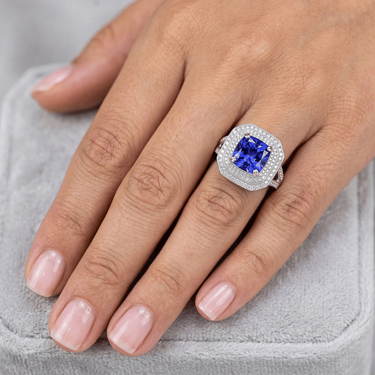 Bague Saphir Bleu Avec Halo De Diamants Naturels Extraits des Mines ( et non cultivés en laboratoire )