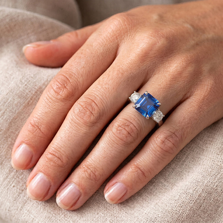 Bague Saphir Bleu Ceylan 4 Carats & Diamant Naturels Extraits des Mines ( et non cultivés en laboratoire ) Rond 3 Pierres Or 14K