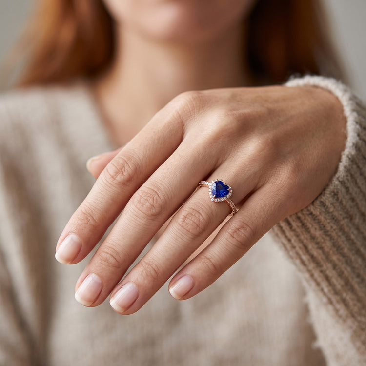 Bague Saphir Bleu Coeur Halo En Or Rose Avec Accents De Diamants 3 Carats