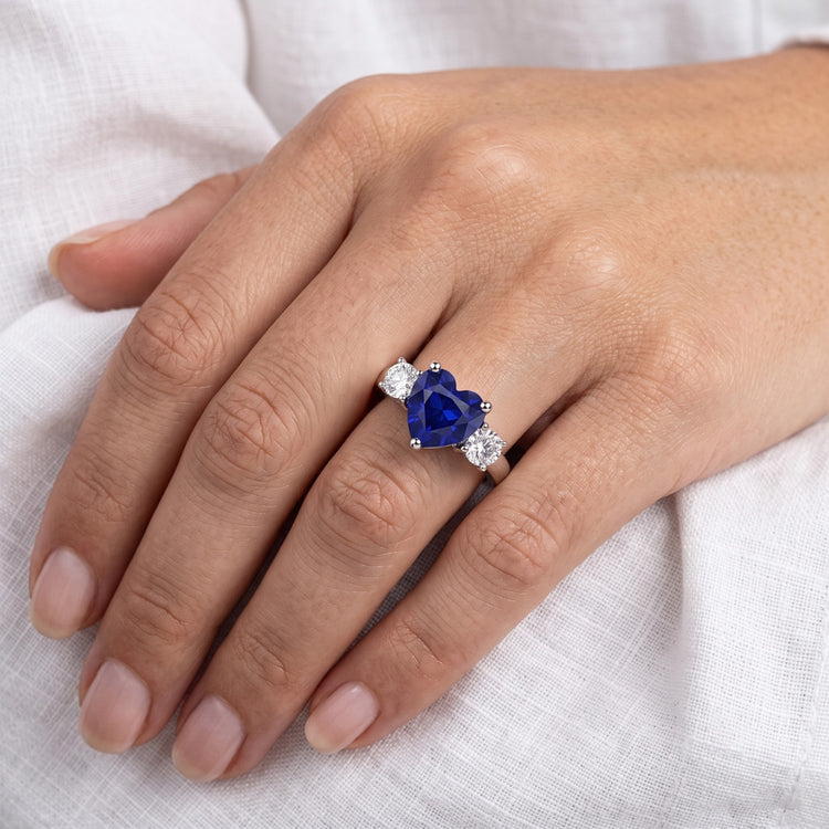 Bague Saphir Bleu Coeur Trois Pierres & Diamants Ronds 2.50 Carats