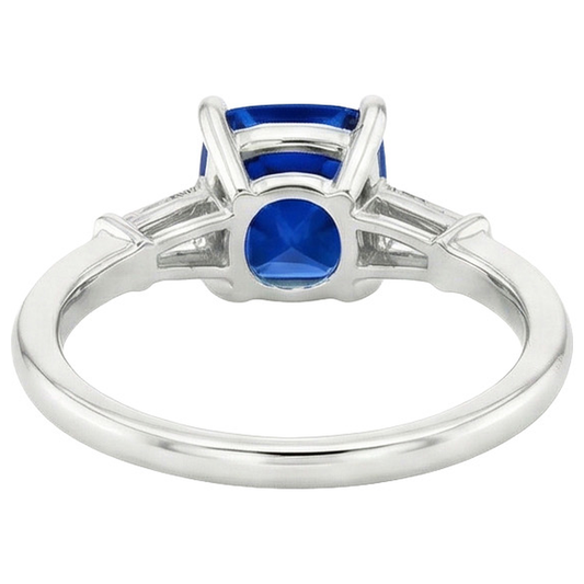 Bague Saphir Bleu Coussin & Diamants Naturels Extraits des Mines ( et non cultivés en laboratoire ) Baguette 3 Pierres 2.75 Carats Neuf