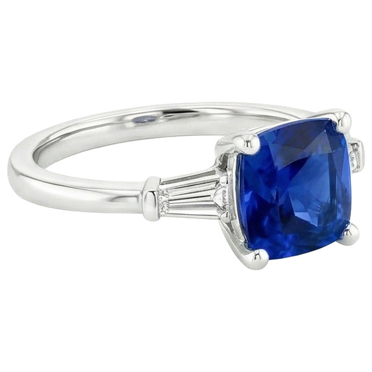 Bague Saphir Bleu Coussin & Diamants Naturels Extraits des Mines ( et non cultivés en laboratoire ) Baguette 3 Pierres 2.75 Carats Neuf