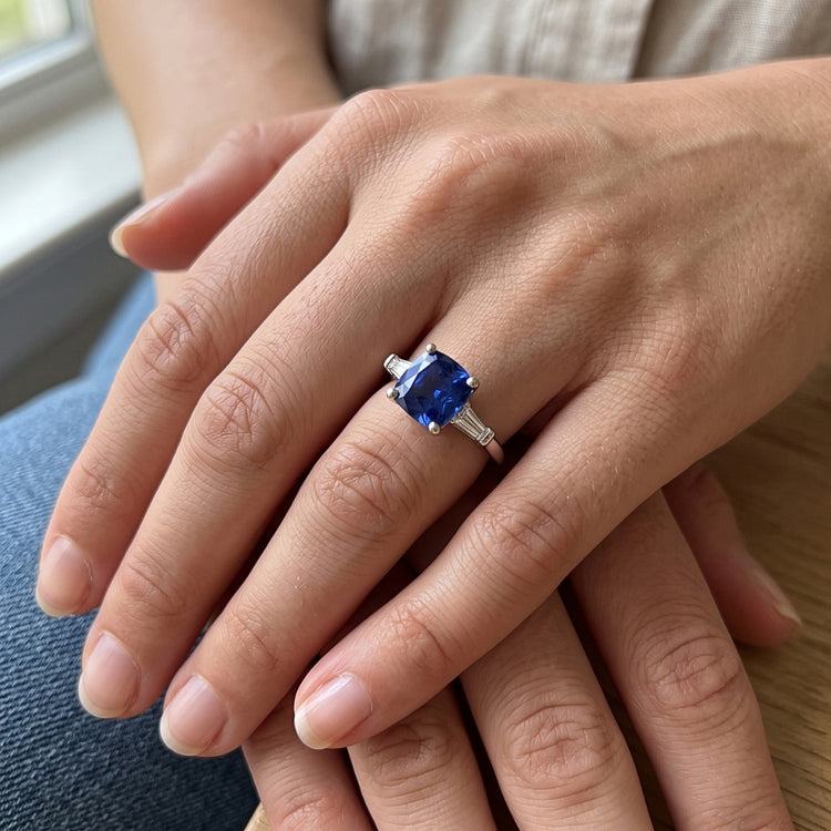Bague Saphir Bleu Coussin & Diamants Naturels Extraits des Mines ( et non cultivés en laboratoire ) Baguette 3 Pierres 2.75 Carats Neuf