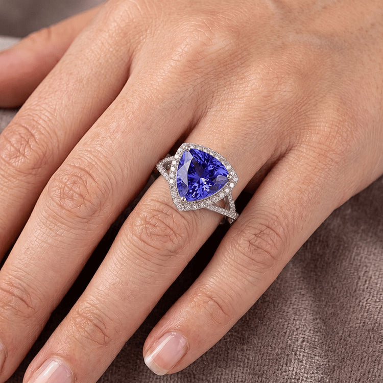 Bague Saphir Bleu Et Diamants Naturels Extraits des Mines ( et non cultivés en laboratoire ) 3.66 Carats Or Blanc 14K