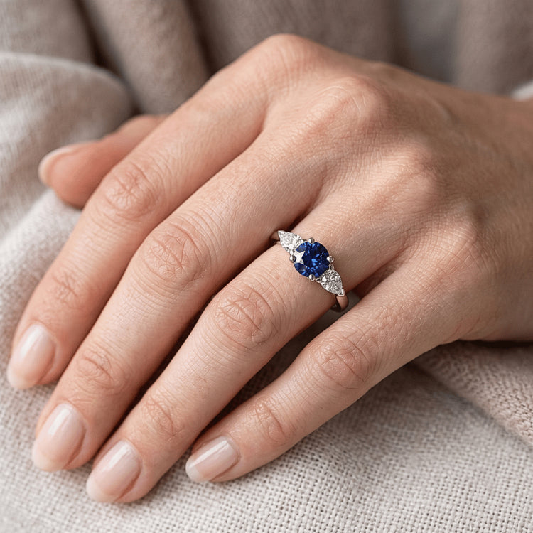 Bague Saphir Bleu Naturel Rond Trois Pierres Diamant Poire 1.50 Carats