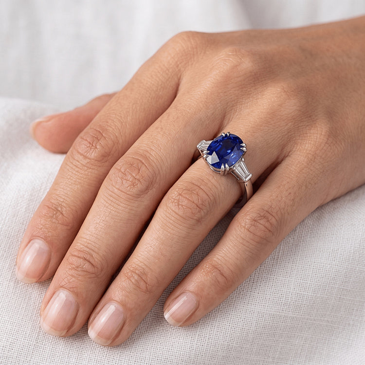Bague Saphir Bleu Ovale Trois Pierres Avec Diamant Baguette 3.25 Carats