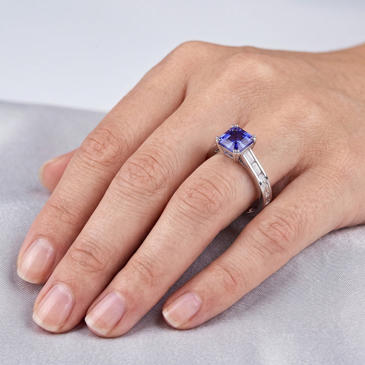 Bague Saphir Bleu Royal Vivid Et Diamants