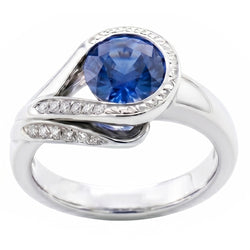 Bague Saphir Bleu Taille Ronde Et Diamants Naturels Extraits des Mines ( et non cultivés en laboratoire ) 2.50 Ct Or Blanc 14K
