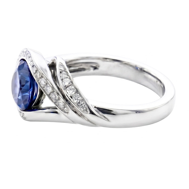 Bague Saphir Bleu Taille Ronde Et Diamants Naturels Extraits des Mines ( et non cultivés en laboratoire ) 2.50 Ct Or Blanc 14K