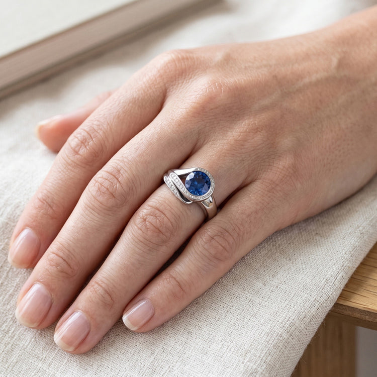 Bague Saphir Bleu Taille Ronde Et Diamants Naturels Extraits des Mines ( et non cultivés en laboratoire ) 2.50 Ct Or Blanc 14K