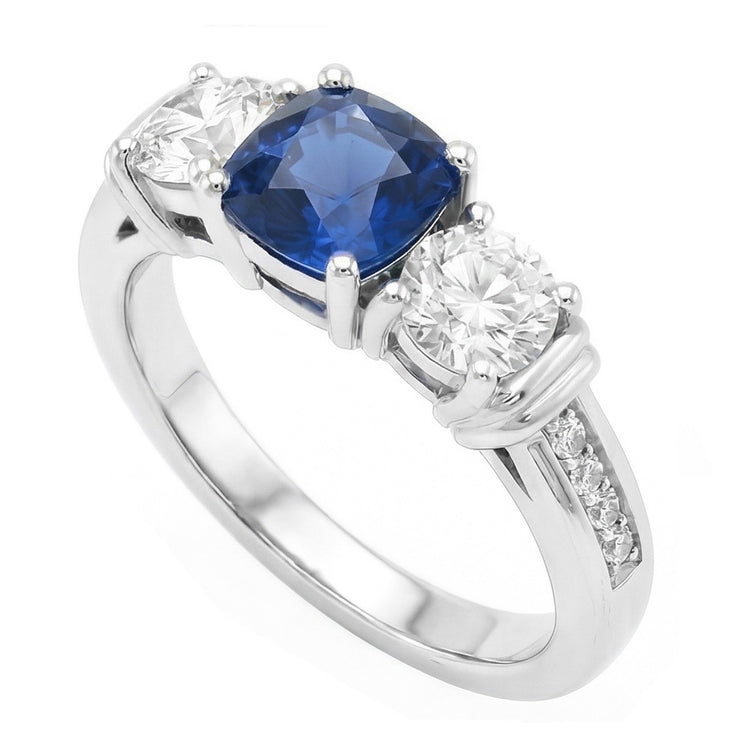Bague Saphir Coussin Pierres Précieuses Or 2.50 Carats 3 Diamants Style Pierre