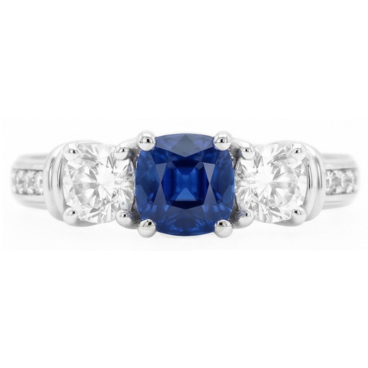 Bague Saphir Coussin Pierres Précieuses Or 2.50 Carats 3 Diamants Style Pierre