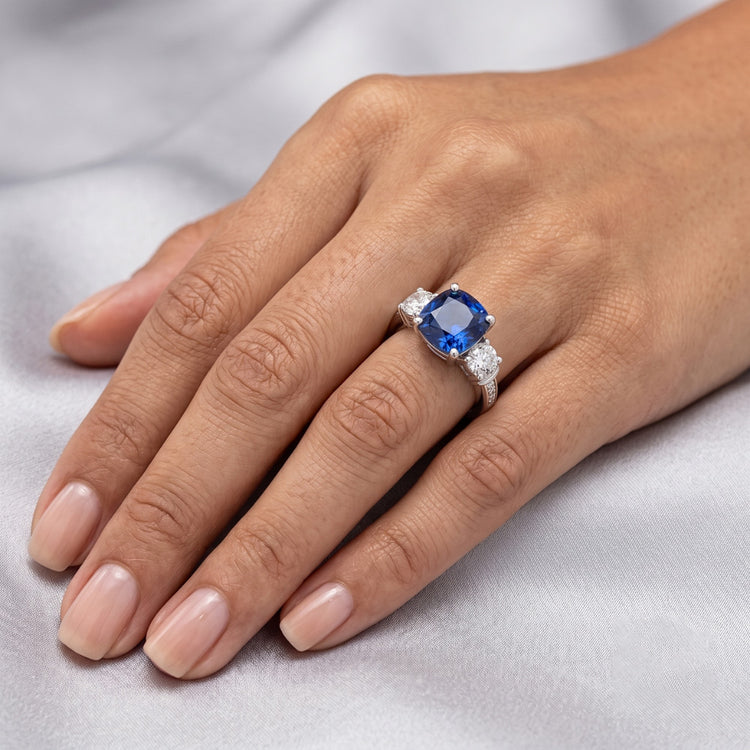 Bague Saphir Coussin Pierres Précieuses Or 2.50 Carats 3 Diamants Style Pierre