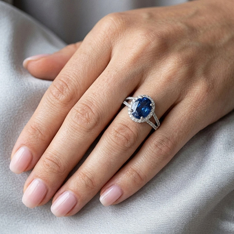 Bague Saphir Ovale Bleu Avec Accents Diamant Naturels Extraits des Mines ( et non cultivés en laboratoire ) Or Blanc 14K 3.50 Ct