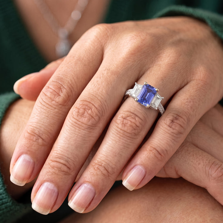 Bague Saphir Radiant Pierres Précieuses Emeraude & Diamants Ronds 3 Carats