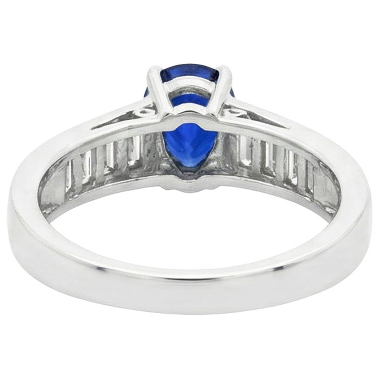Bague Solitaire Avec Accents De Diamants Baguette Saphir Bleu 3.50 Carats
