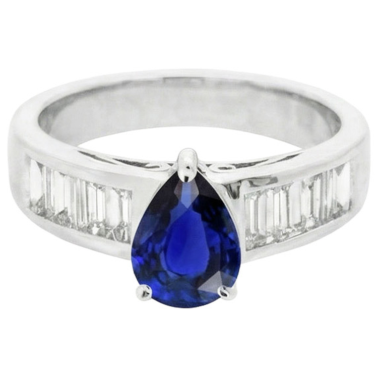 Bague Solitaire Avec Accents De Diamants Baguette Saphir Bleu 3.50 Carats