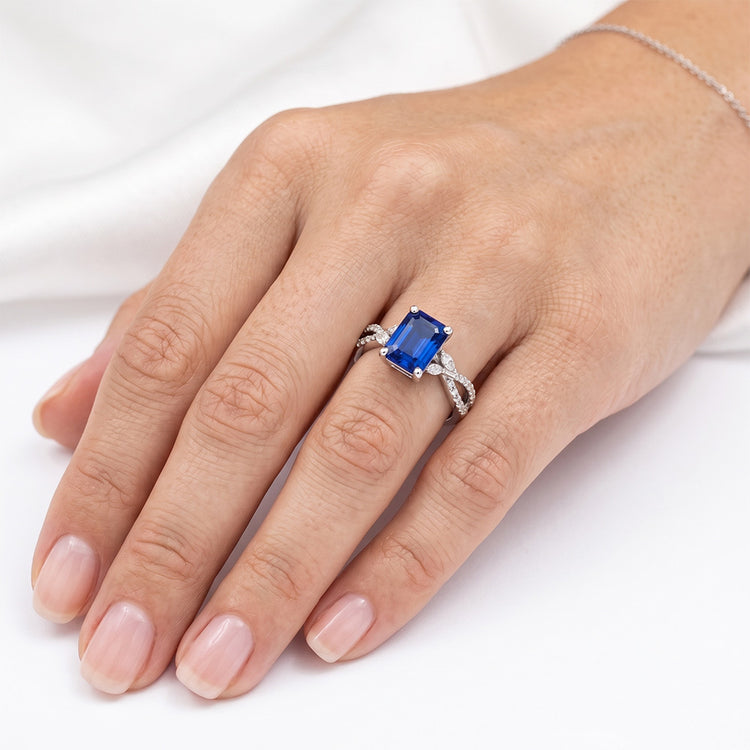 Bague Solitaire Avec Accents Diamants Naturels Extraits des Mines ( et non cultivés en laboratoire ) Marquise & Saphir Bleu 4 Carats