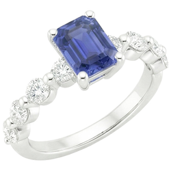 Bague Solitaire Avec Accents Émeraude Saphir Ceylan & Diamant Naturels Extraits des Mines ( et non cultivés en laboratoire ) 4.25 Ct