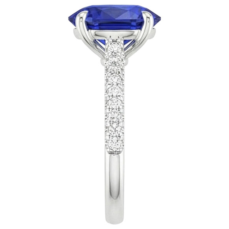 naturel oval saphir 5.25carats bague sur blanc