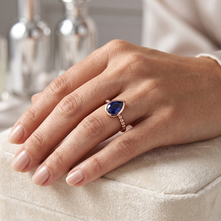 Bague Solitaire Or Rose Poire Saphir Bleu 1.50 Carats Lunette Sertie