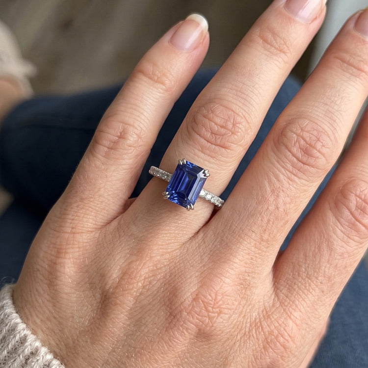 Bague Solitaire Saphir Bleu Emeraude & Pavé Diamants 3.50 Carats