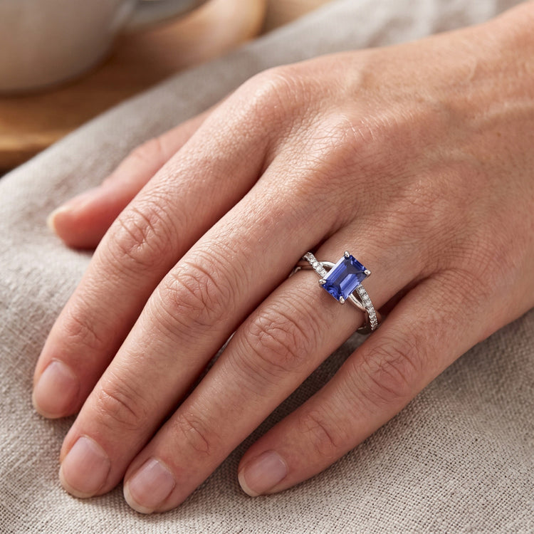 Bague Solitaire Saphir émeraude Avec Accents Tige Torsadée 2.50 Carats